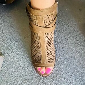 Vince Camuto booties size 6 in brown